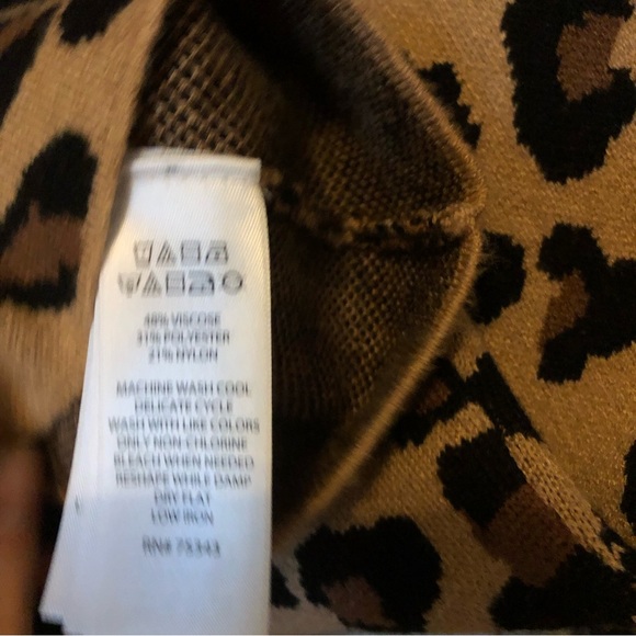 Tahari Leopard Top - Picture 3 of 3